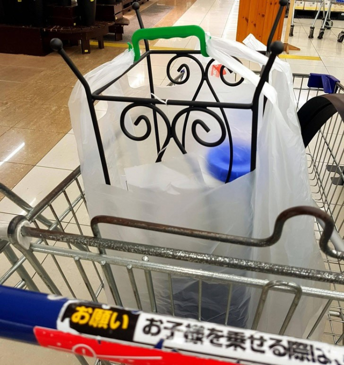Ở đất nước Nhật Bản, khi đi siêu thị bạn sẽ được nhân viên đưa một chiếc túi nilon có gắn quai xách để đựng những món đồ to, cồng kềnh.