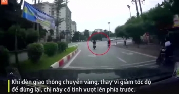 Video: Người phụ nữ đi xe máy không đội mũ bảo hiểm, vượt đèn đỏ bị "xế hộp" đâm trực diện