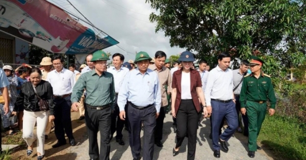 Thủ tướng thị sát, chỉ đạo khắc phục hậu quả bão lũ các tỉnh Quảng Nam, Quảng Ngãi