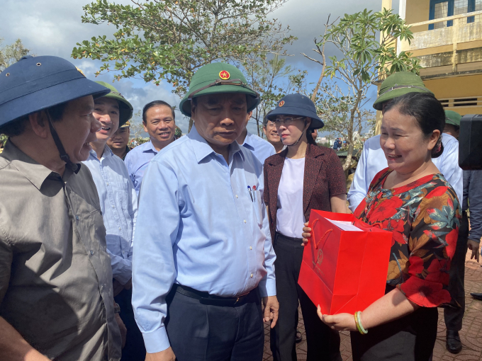 img-Thủ tướng Nguyễn Xuân Phúc thăm điểm trường bị ảnh hưởng do bão số 9 tại Châu Ổ, Bình Sơn, Quảng Ngãi.