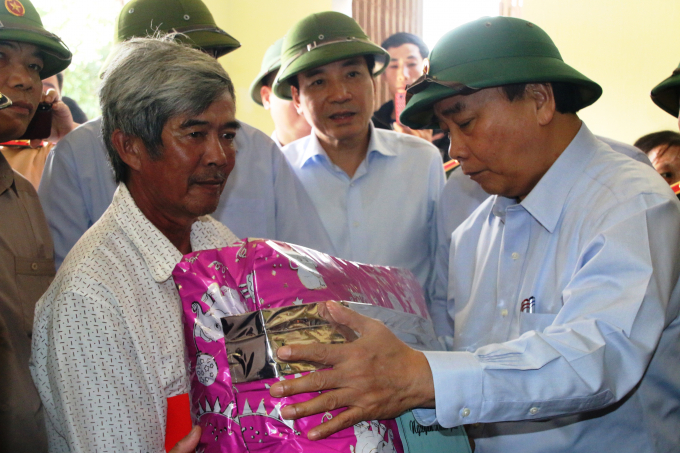 Thủ tướng tặng quà cho gia đình chính sách tại Quảng Ngãi.