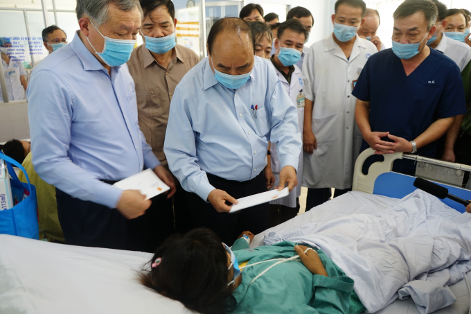 Thủ tướng thăm nạn nhân vụ sạt lở tại xã Trà Leng.