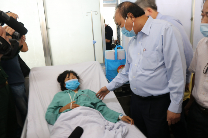 Thủ tướng động viện nạn nhân đang điều trị tại Bệnh viện Đa khoa Quảng Nam.