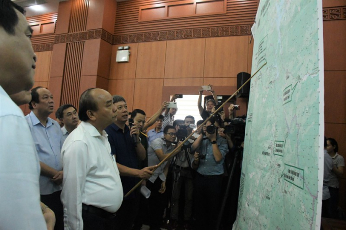 Thủ tướng nghe báo cáo về tình hình tiếp cận tìm kiếm các nạn nhân mất tích do sạt lở tại Nam Trà Mi và Phước Sơn.