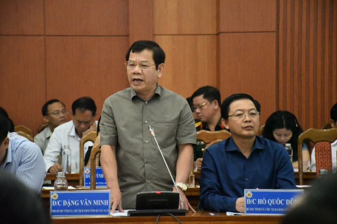 Chủ tịch UBND tỉnh Quảng Ngãi báo cáo về tình hình thiệt hại tại địa phương.