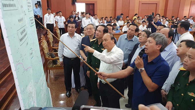 Thủ tướng Nguyễn Xuân Phúc nghe báo cáo về tình hình sạt lở núi và tìm kiếm người mất tích tại Quảng Nam.
