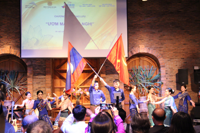 Tiết mục biểu diễn đầy đặc trưng văn hóa của các sinh viên Lào nhận được những tràng vỗ tay không ngớt từ các khán giả