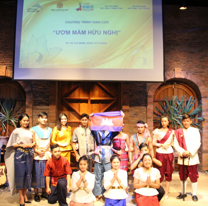 Các sinh viên Campuchia tạo nhiều ấn tượng với quan khách khi cùng múa hát và thể hiện văn hóa truyền thống