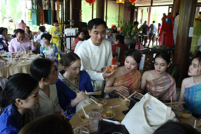 Bí thư Tỉnh Đoàn Bình Phước Trần Quốc Duy chia sẻ cách nấu xôi gấc đến các sinh viên Lào