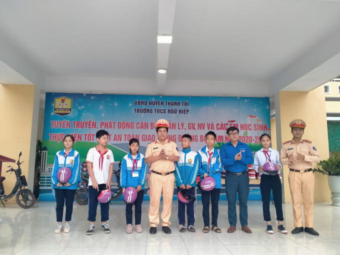 Đồng chí Phạm Tiến Đạt - Bí thư huyện đoàn trao quà cho học sinh