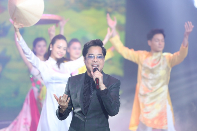 Ca sĩ Ngọc Sơn biểu diễn và ủng hộ miền Trung 100 triệu đồng thông qua chương trình
