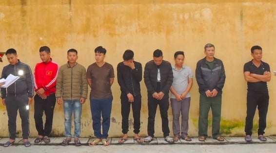 Hà Nam: "Đột kích" sới bác, bắt giữ hàng loạt đối tượng đang sát phạt bằng hình xóc đĩa