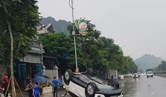 Quảng Ninh: Bị tông vào đuôi xe, xế hộp "phơi bụng" trên quốc lộ