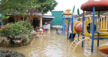 Giám đốc sở GD&ĐT Nghệ An thăm hỏi, động viên các điểm trường ngập lụt