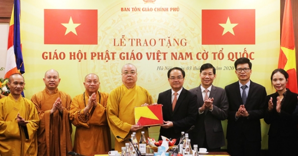 Ban Tôn giáo Chính phủ trao 1.000 lá cờ nhân kỷ niệm thành lập Giáo hội Phật giáo Việt Nam