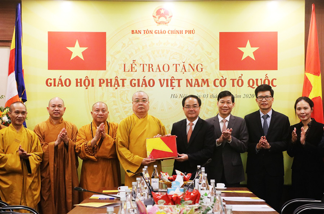 Thứ trưởng Vũ Chiến Thắng trao cờ tổ quốc tới Giáo hội Phật giáo Việt Nam.