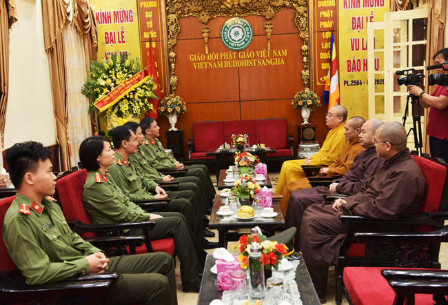 Phòng An ninh đối nội -  Công an Thành phố Hà Nội cũng tới chúc mừng GHPGVN nhân kỷ niệm ngày thành lập.