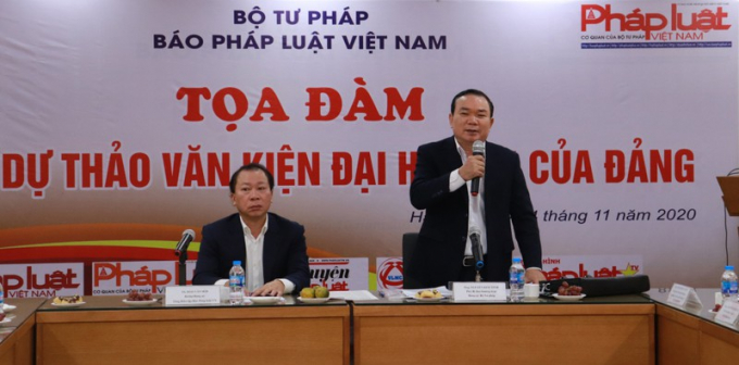 Ông Nguyễn Kim Tinh, Phó Bí thư thường trực Đảng ủy Bộ Tư pháp phát biểu dẫn đề Tọa đàm.