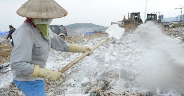 Hà Nội: Dùng chế phẩm nhập khẩu để khử mùi bãi rác Nam Sơn