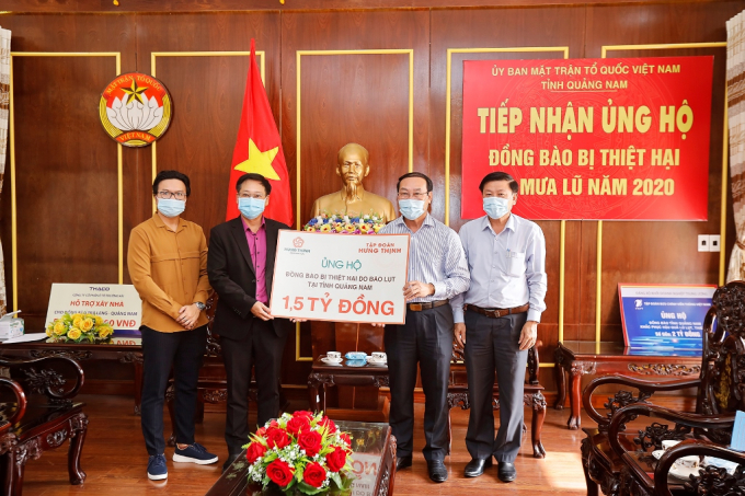 Đại diện Tập đoàn Hưng Thịnh trao bảng tượng trưng ủng hộ đồng bào vùng lũ   tại tỉnh Quảng Nam cho ông Võ Xuân Ca - Chủ tịch UB MTTQ Việt Nam tỉnh Quảng Nam.