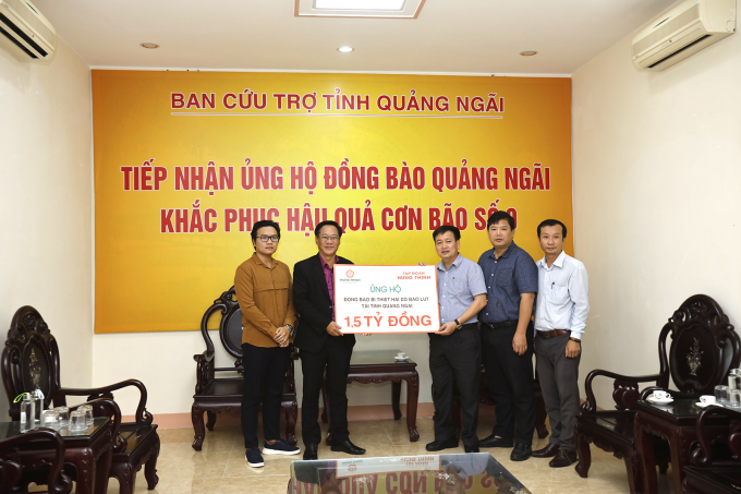 Đại diện Tập đoàn Hưng Thịnh trao bảng tượng trưng ủng hộ đồng bào vùng lũ tại tỉnh Quảng Ngãi cho ông Nguyễn Cao Phúc - Chủ tịch UB MTTQ Việt Nam tỉnh Quảng Ngãi.