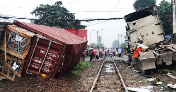 Tàu hỏa tông đứt đôi ô tô container