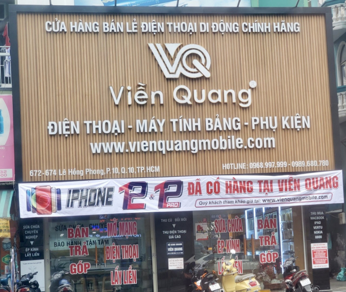 Cửa hàng điện thoại Viễn Quang mobile căng hẳn băng rôn để quảng cáo về Iphone 12.
