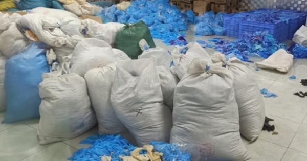 Bắc Ninh: Phát hiện kho chứa 9,5 tấn găng tay y tế bẩn đã qua sử dụng, chuẩn bị được phù phép đưa ra thị trường tiêu thụ