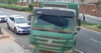 Video: Người đàn ông thoát chết thần kỳ khi bị cuốn vào gầm xe tải