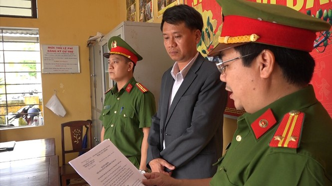 Ông Huy cùng với Nguyễn Văn Hòa, nguyên Chủ tịch UBND phường Thủy Xuân (Huế), và nhiều cán bộ, nhân viên của phường và TP Huế bị khởi tố về hành vi “thiếu trách nhiệm gây hậu quả nghiêm trọng”.