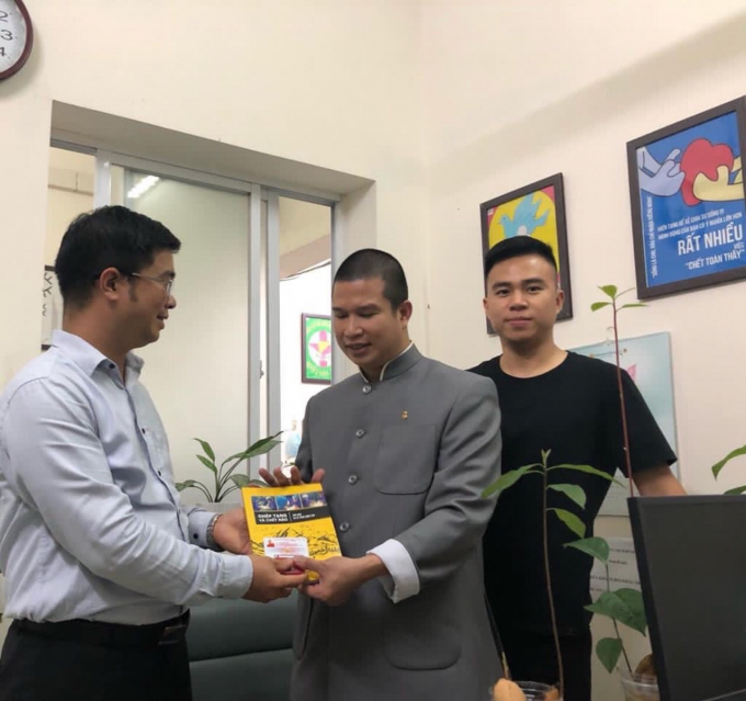 Ông Nguyễn Ngọc Tuấn Anh - Cán bộ Trung tâm Điều phối ghép Tạng Quốc gia trao thẻ và logo hiến tạng đến Thầy Dhammananda Thích Phước Ngọc.
