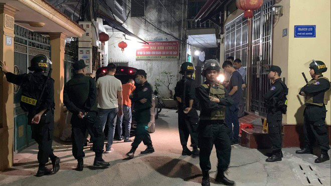 Lực lượng chức năng tiến hành lệnh khám nhà và bắt khẩn cấp trùm cho vay nặng lãi Chúc Nhị ở Thái Bình.