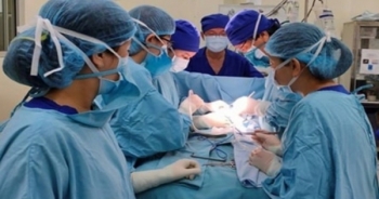 Phẫu thuật thành công cho bé trai mắc hội chứng thai ký sinh