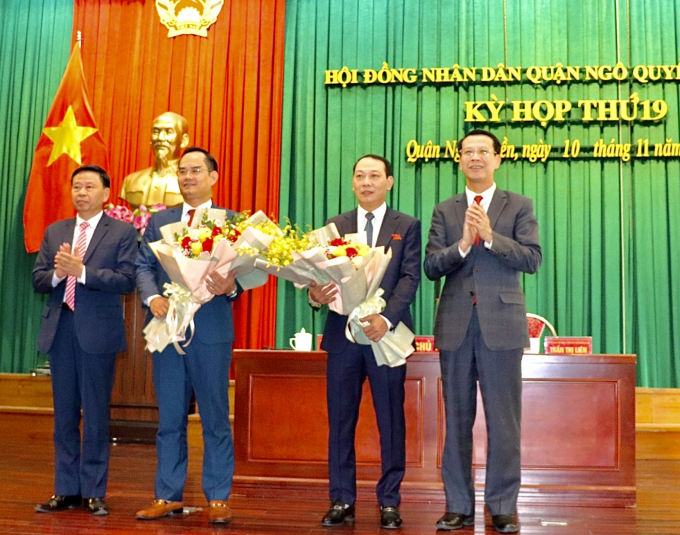 IMG_7986Phó Chủ tịch HĐND TP Bùi Đức Quang và Bí thư Quận ủy Ngô Quyền Phạm Văn Hà tặng hoa chúc mừng các đồng chí nhận nhiệm vụ mới.