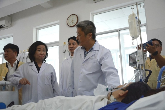 Tháng 11/2019, Thứ trưởng Bộ Y tế Nguyễn Trường Sơn thăm hỏi sản phụ nguy kịch đang điều trị tại Bệnh viện Đà Nẵng. Ảnh T.A