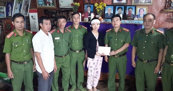Đắk Nông: Trao trả 100 triệu đồng cho vợ nạn nhân vụ thủy điện Rào Trăng 3