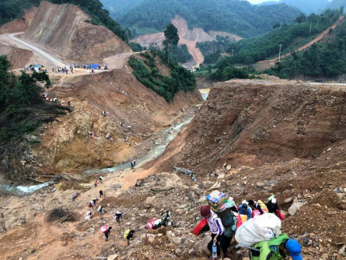Nhiều tuyến đường ở 2 huyện vùng núi tỉnh Quảng Trị vẫn bị chia cắt vì sạt lở.