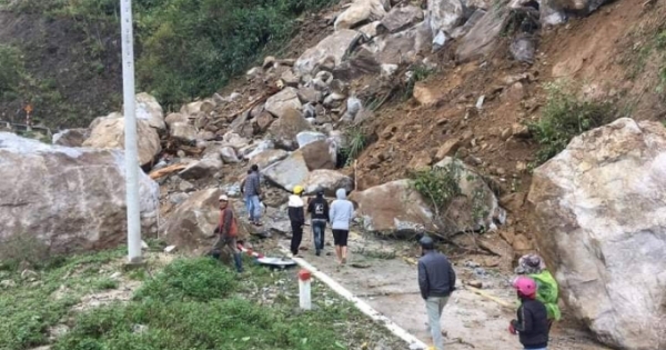 Kon Tum: Xã Ngọc Tem bị "phong tỏa" do sạt lở đồi núi