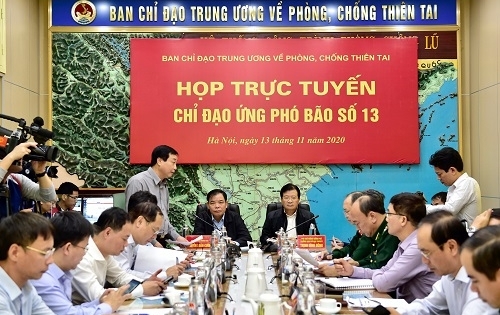 Phó Thủ tướng Trịnh Đình Dũng chủ trì cuộc họp ứng phó bão số 13