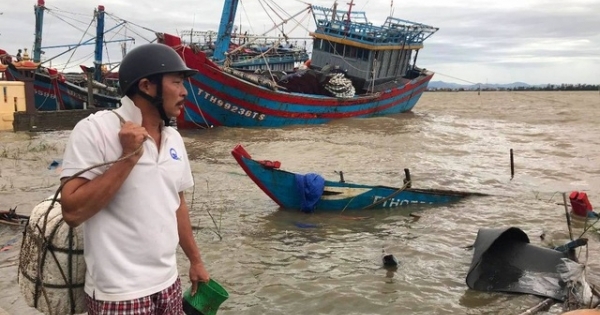 Thừa Thiên Huế: Tàu chìm, nhà sập, trường học tốc mái, cây xanh ngã đổ trong bão số 13
