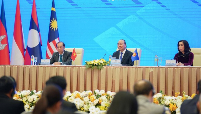 Thủ tướng Nguyễn Xuân Phúc chủ trì họp báo quốc tế về kết quả Hội nghị Cấp cao ASEAN lần thứ 37. Ảnh: VGP/Quang Hiếu.