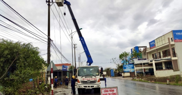 Hơn 410.000 khách hàng 6 tỉnh, TP miền Trung mất điện sau bão Vamco