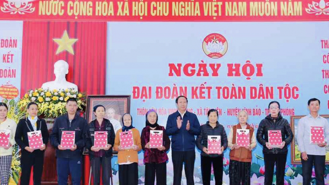Ủy viên Trung ương Đảng, Bí thư Thành ủy, Chủ tịch HĐND TP Lê Văn Thành tặng quà các hộ nghèo, hộ có hoàn cảnh khó khăn của thôn.