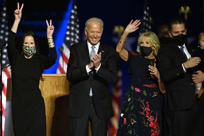 Ông Joe Biden cùng vợ và hai con ăn mừng chiến thắng tại Wilmington, Delaware.