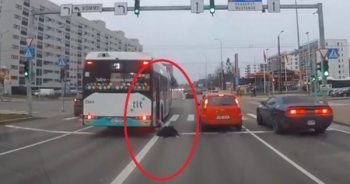 Video: Kinh hoành cảnh người đàn ông bị xe buýt kéo lê hàng chục mét khi mắc chân vào cửa xe