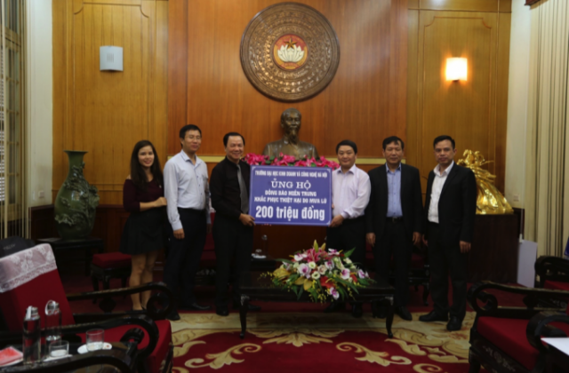 Trường Đại học Kinh doanh và Công nghệ Hà Nội ủng hộ đồng bào lũ lụt miền Trung tại Ủy ban Trung ương Mặt trận Tổ quốc Việt Nam