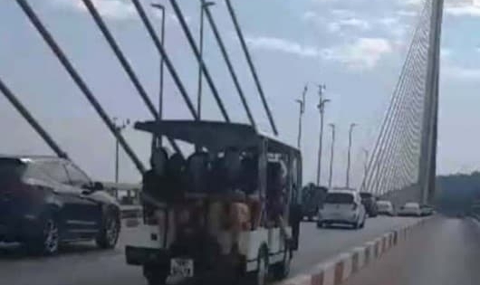 Quảng Ninh: Xử phạt tài xế điều khiển xe điện đưa khách du lịch qua cầu Bãi Cháy