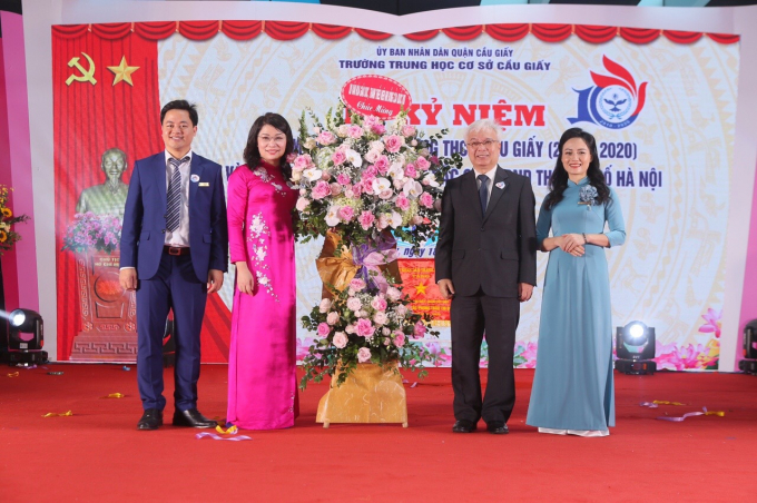Sáng ngày 18/11, Trường THCS Cầu Giấy tổ chức Lễ kỷ niệm 10 năm ngày thành lập trường, chào mừng ngày Nhà giáo Việt Nam 20/11