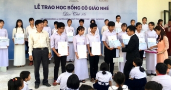 Novaland trao tặng hàng trăm suất học bổng Cô giáo Nhế đến học sinh nghèo Đồng Tháp
