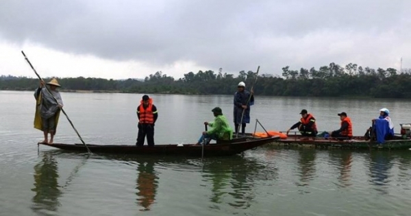 Hà Tĩnh: Hai bố con trúng đạn trọng thương khi đánh cá trên sông